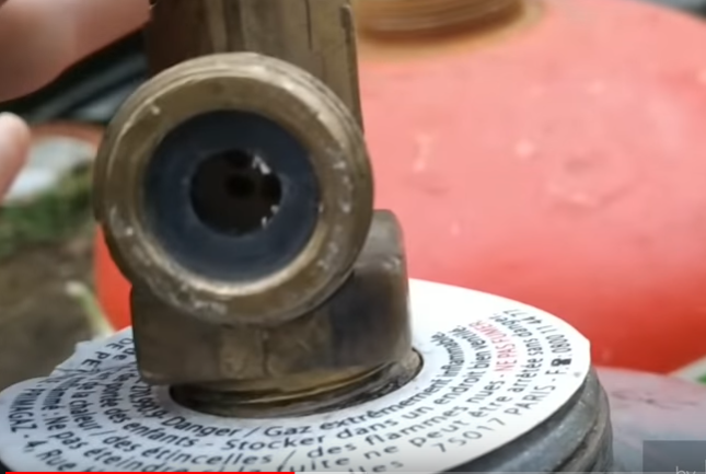 Pigtail to connect propane, butane gas bottle to motorhome, caravan pressure regulator 21.8 LH x W20RH (20mm)