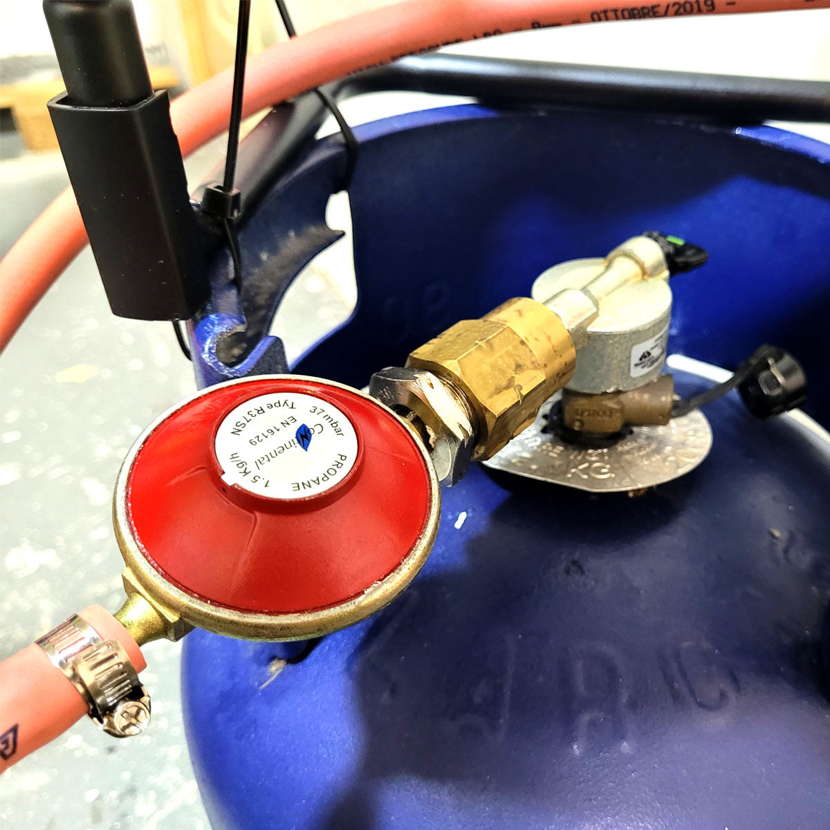 21mm Clip On Gas Cylinder Adapter Set with 37Mbar Gas Regulator and Nut Fitting